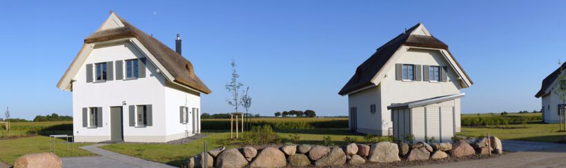 Reetdachhäuser im Feriendorf am Bakenberg