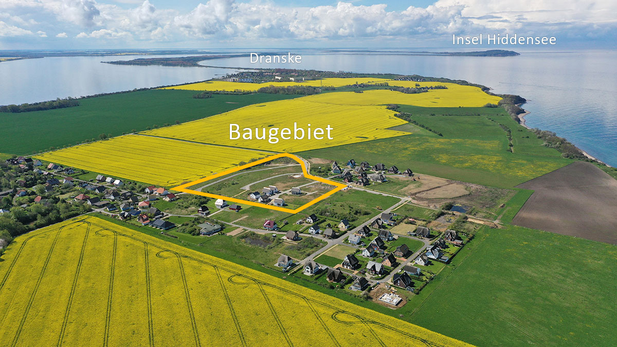 Blick auf Baugebiet, Ostsee (rechts), Wieker Bodden (links), Südbug und Insel Hiddensee im Hintergrund