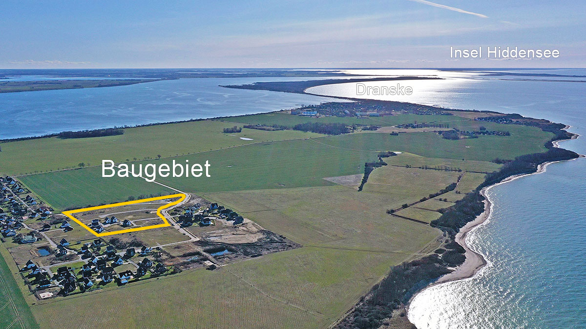 Blick auf Baugebiet, Ostsee (rechts), Wieker Bodden (links), Südbug und Insel Hiddensee im Hintergrund Blick auf Baugebiet, Ostsee (rechts), Wieker Bodden (links), Südbug und Insel Hiddensee im Hintergrund