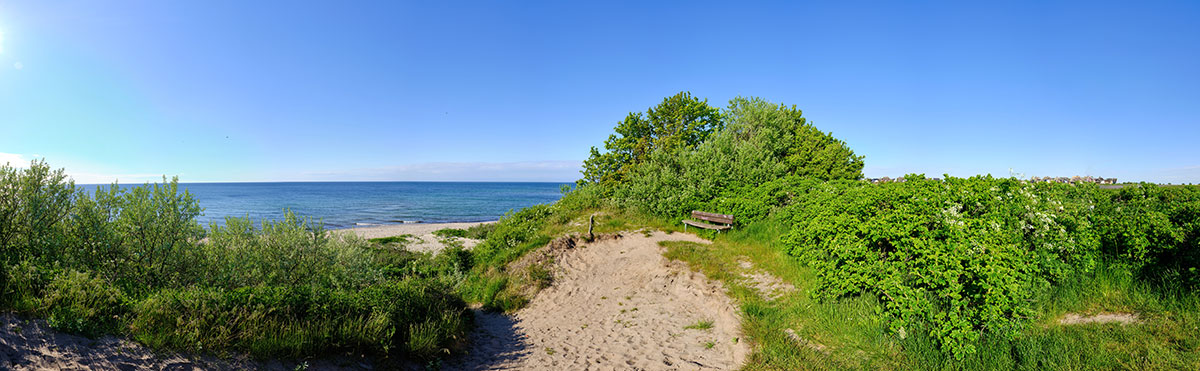 Blick zum Strand mit Baugebiet im Hintergrund