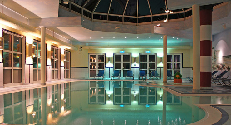 Das Hallenbad Abends Das Hallenbad Abends